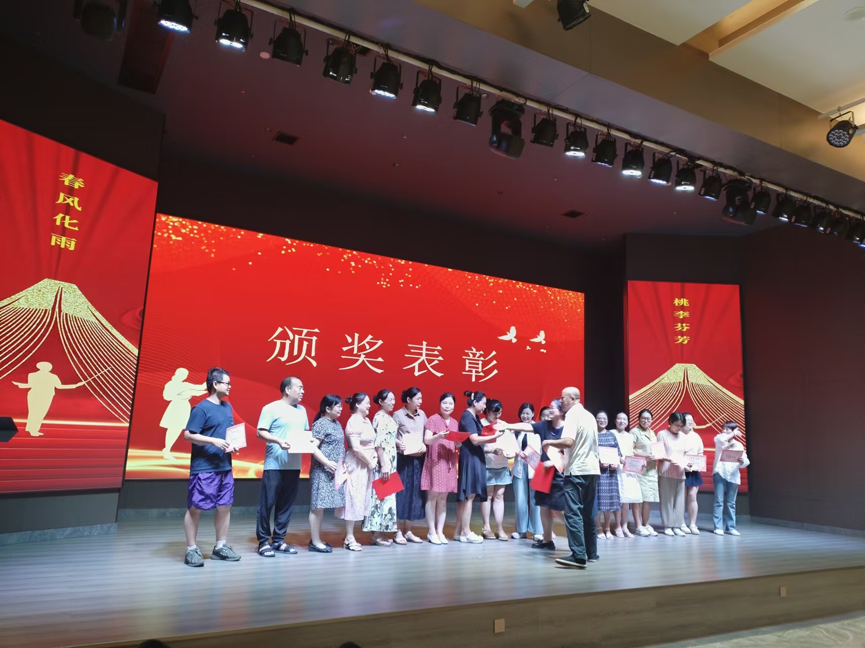 9月10日,曙光學校教師節文藝晚會在湖南精正溢香園酒店舉辦